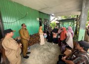 WAKIL BUPATI TINJAU LOKASI KORBAN ANGIN PUTING BELIUNG DI JALAN DAYUNG GG KARYA SANGATTA UTARA SERTA MENYERAHKAN BANTUAN KEPADA KORBAN
