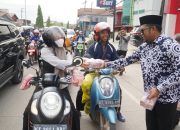 Rutin Setiap Tahun, DPD HIKMA Kutim Bagi-bagi Takjil di Bulan Ramadan