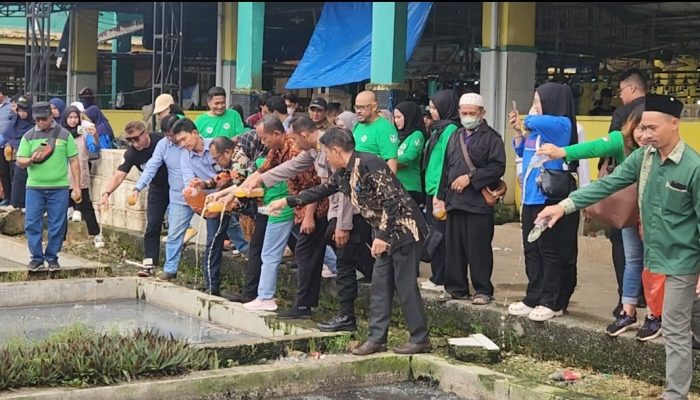 Aksi Tebar Eco Enzyme di Pasar Induk Sangatta, Wabub : Mendukung Inisiatif Komunitas Pecinta Lingkungan