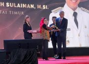 Bupati Kutai Timur Terima Penghargaan Pembina Koperasi Andalan Tingkat Nasional dari Dekopin