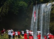 Pengibaran Bendera Merah Putih di Air Terjun Langga Dua’e, GPKB Memperingati HUT RI ke-79