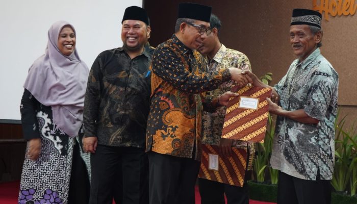 Pemkab Kutim Beri Penghargaan kepada 30 Petugas Kebersihan, Bupati Ardiansyah: Kebersihan Fondasi Kesehatan Kota