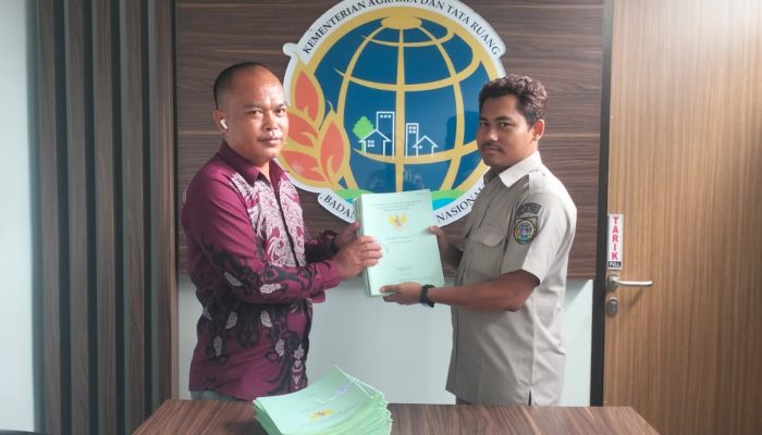 Sertipikat PTSL Desa Long Poq Diserahkan, Wujud Kepastian Hukum Bagi Masyarakat