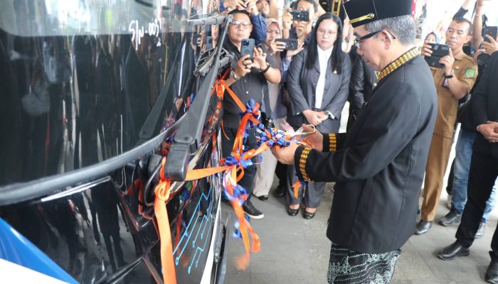 Pemkab Kutim Luncurkan Bus Transportasi Listrik Untuk Pelajar Di Sangatta Utara