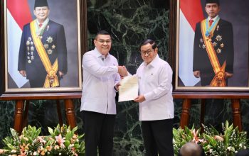 DKI Jakarta HUT ke-499, Wamen Ossy Serahkan 499 Sertipikat ke Gubernur Pramono Anung