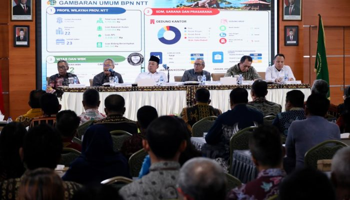 Beri Pengarahan Soal Layanan di Kanwil BPN Provinsi NTT, Menteri Nusron: Gunakan Sudut Pandang Masyarakat