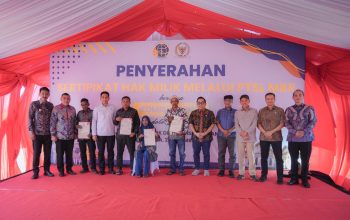 Serahkan Sertipikat Aset BMD dan BUMD Pemprov Kalsel, Wamen Ossy: Perkuat Kepastian Hukum Aset Daerah