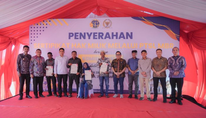 Serahkan Sertipikat Aset BMD dan BUMD Pemprov Kalsel, Wamen Ossy: Perkuat Kepastian Hukum Aset Daerah