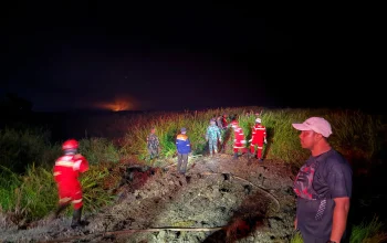 Baru Tiba dari Jakarta, Bupati Kutim Turun Langsung Bantu Pemadaman Karhutla di Kenyamukan