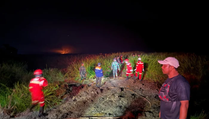 Baru Tiba dari Jakarta, Bupati Kutim Turun Langsung Bantu Pemadaman Karhutla di Kenyamukan